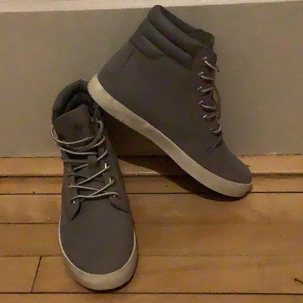 🍾 EUC Women’s Timberland Dausette Gray Nubuck Leather Sneaker Boots Sz 5.5